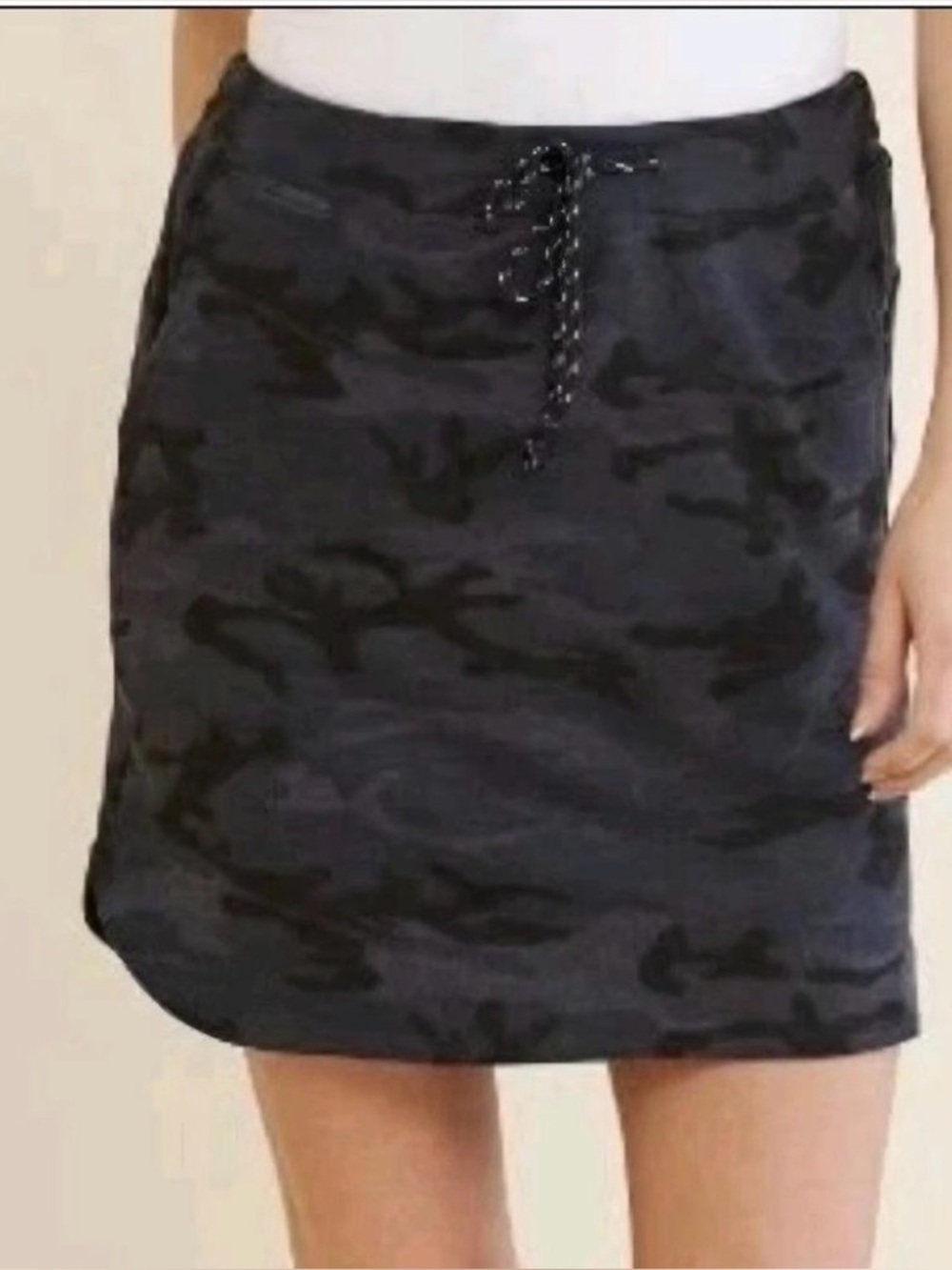 Sundry for EVEREVE Camo Drawstring Skirt - Black
SZ 1 (Small)
